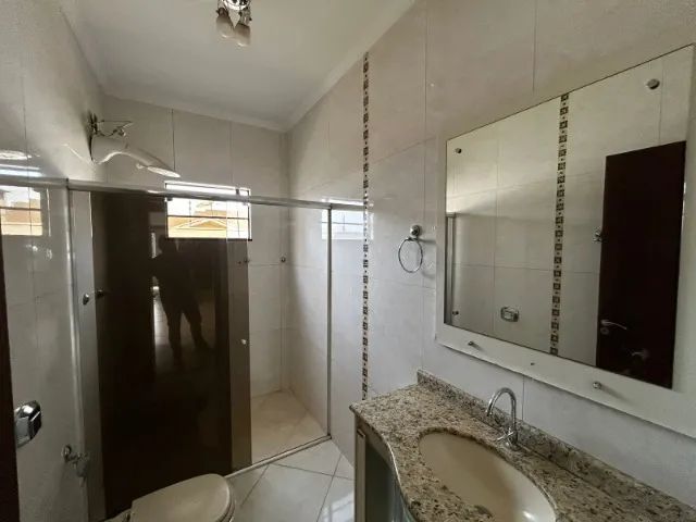 Casa Grande, com suíte e mais dois quartos, bem localizada - Foto 4