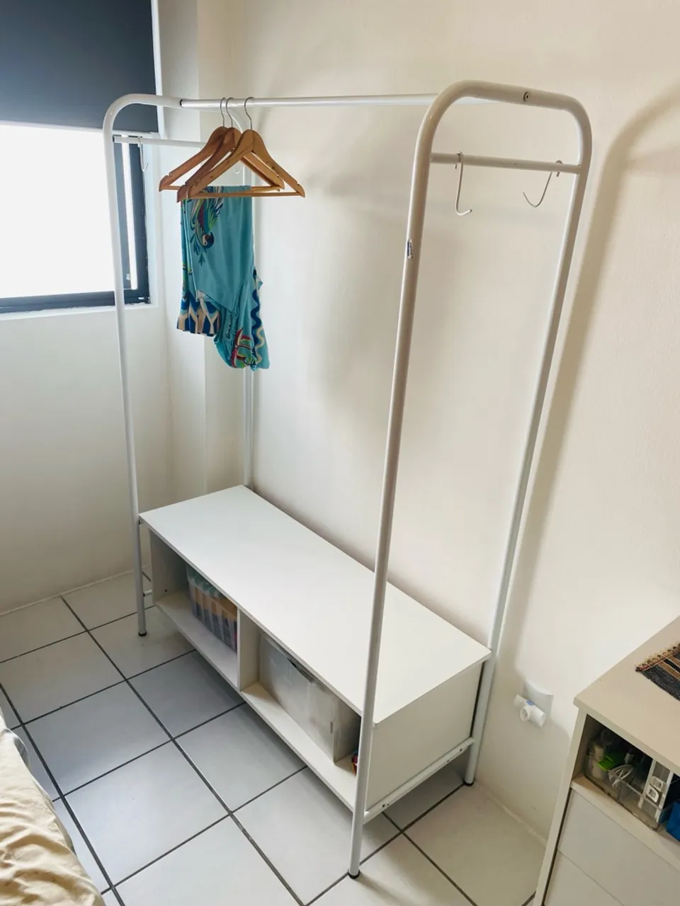 Arara de Roupa com Bancada e Prateleiras.