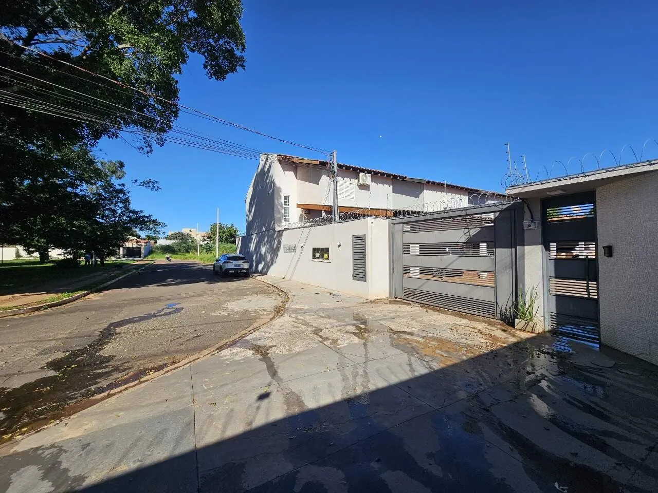 Sobrado em condominio em local tranquilo em frente a praça.