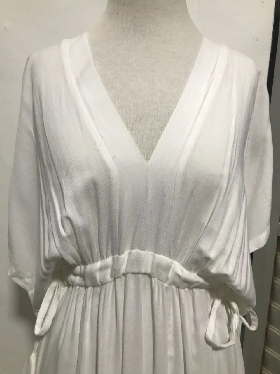 Vestido Kaftan Longo Branco com Decote V e Mangas Morcego - Foto 2