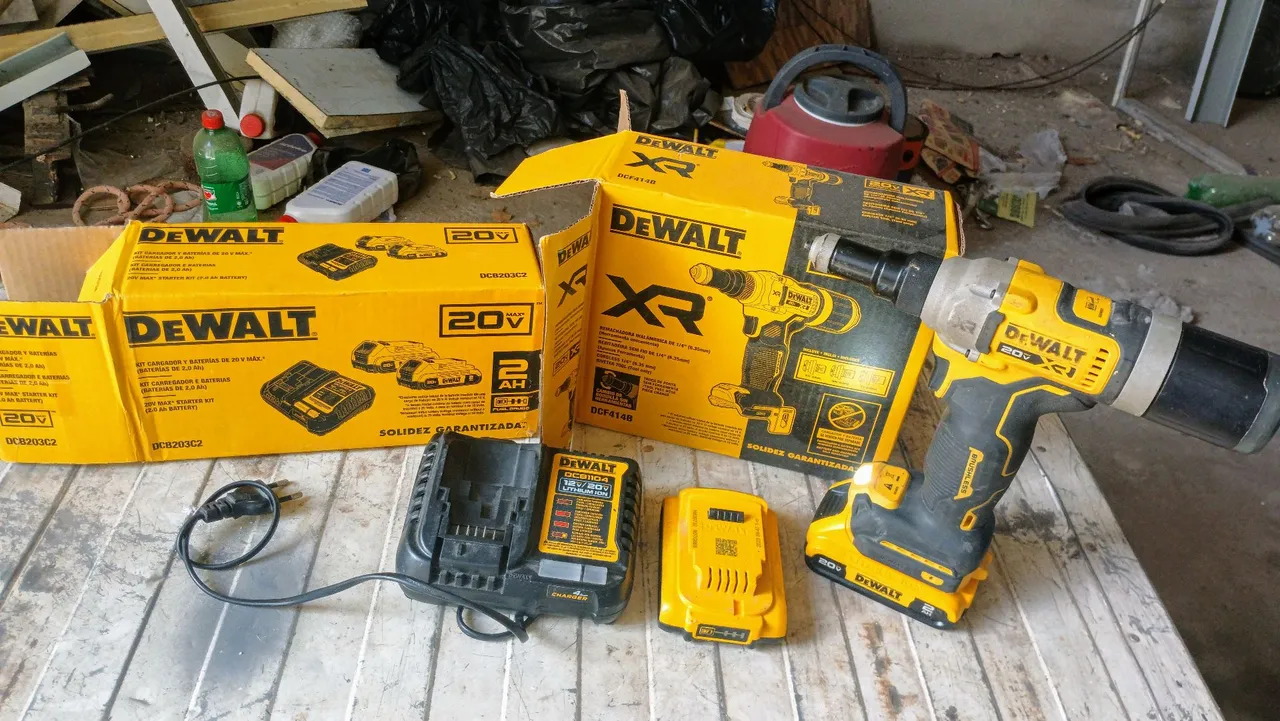 Rebitadeira a Bateria Dewalt 20V XR + Baterias e Carregador