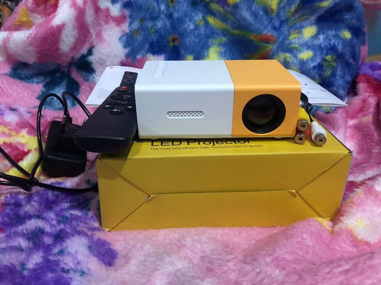 Projetor LED Portátil - Alta Resolução - Novo