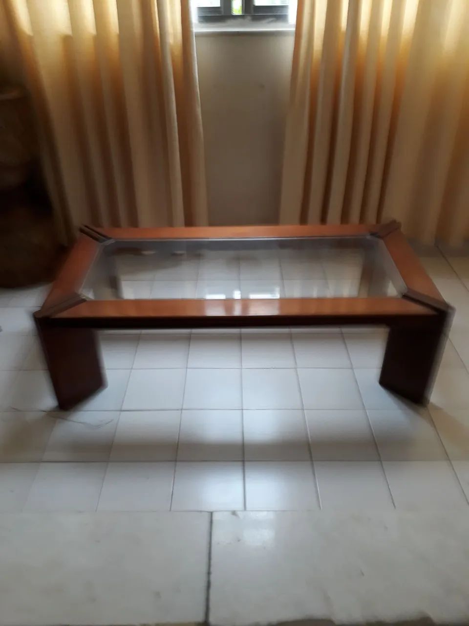 Mesa de centro  de madeira mogno 
