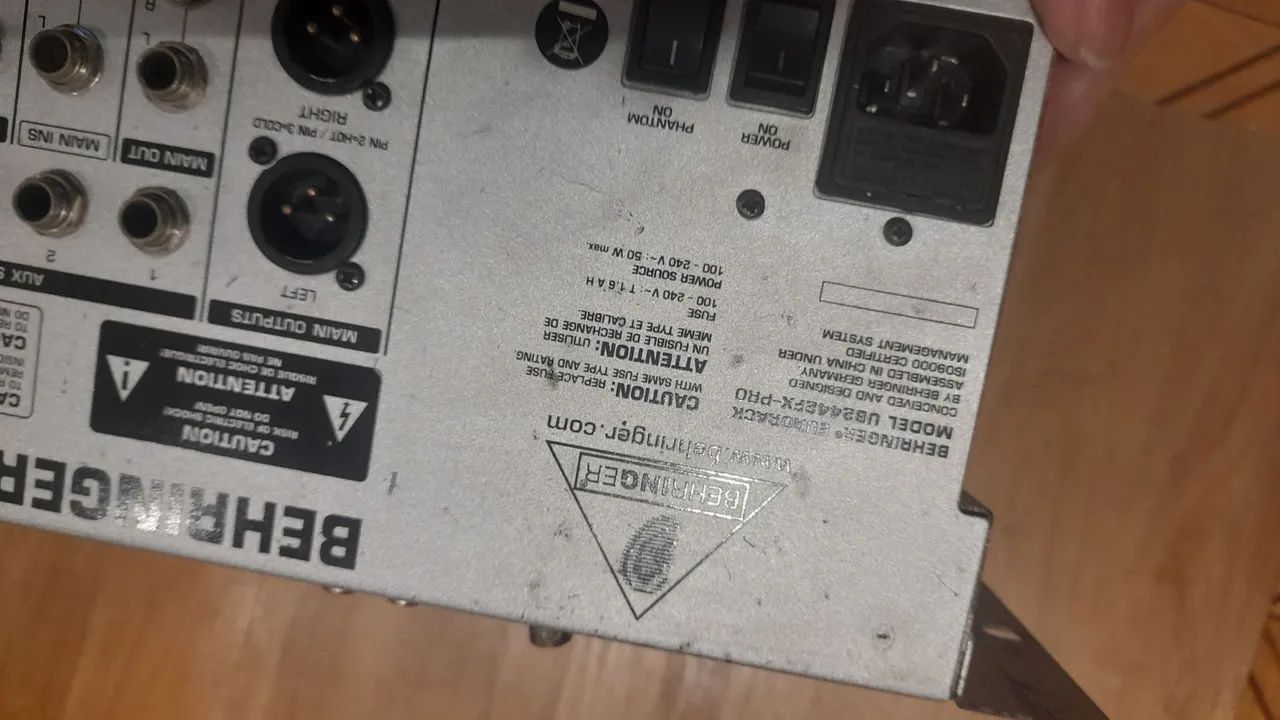 Mesa de Som Behringer Eurorack UB2442FX-PRO - Foto 2