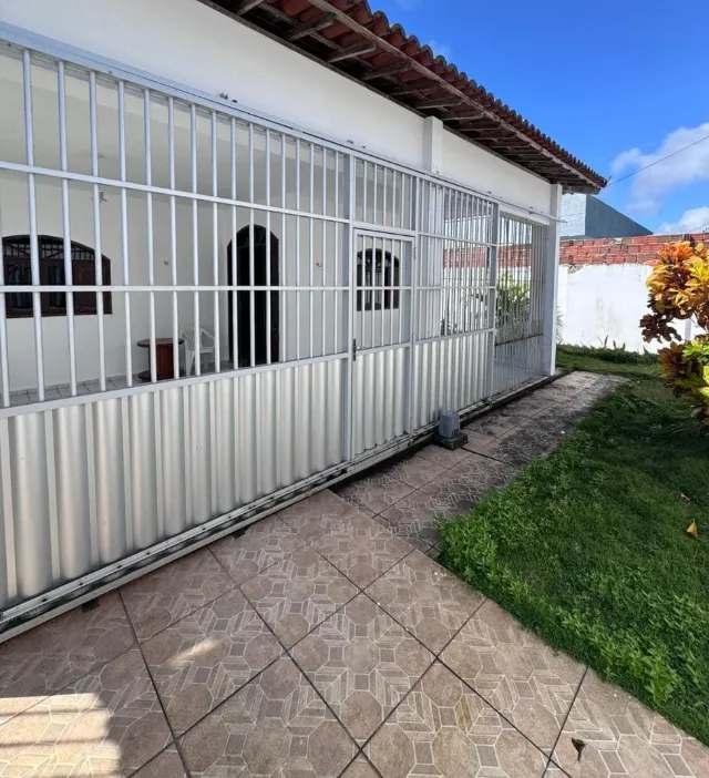 Casa em Ponta Negra com 3 quartos e ponto comercial