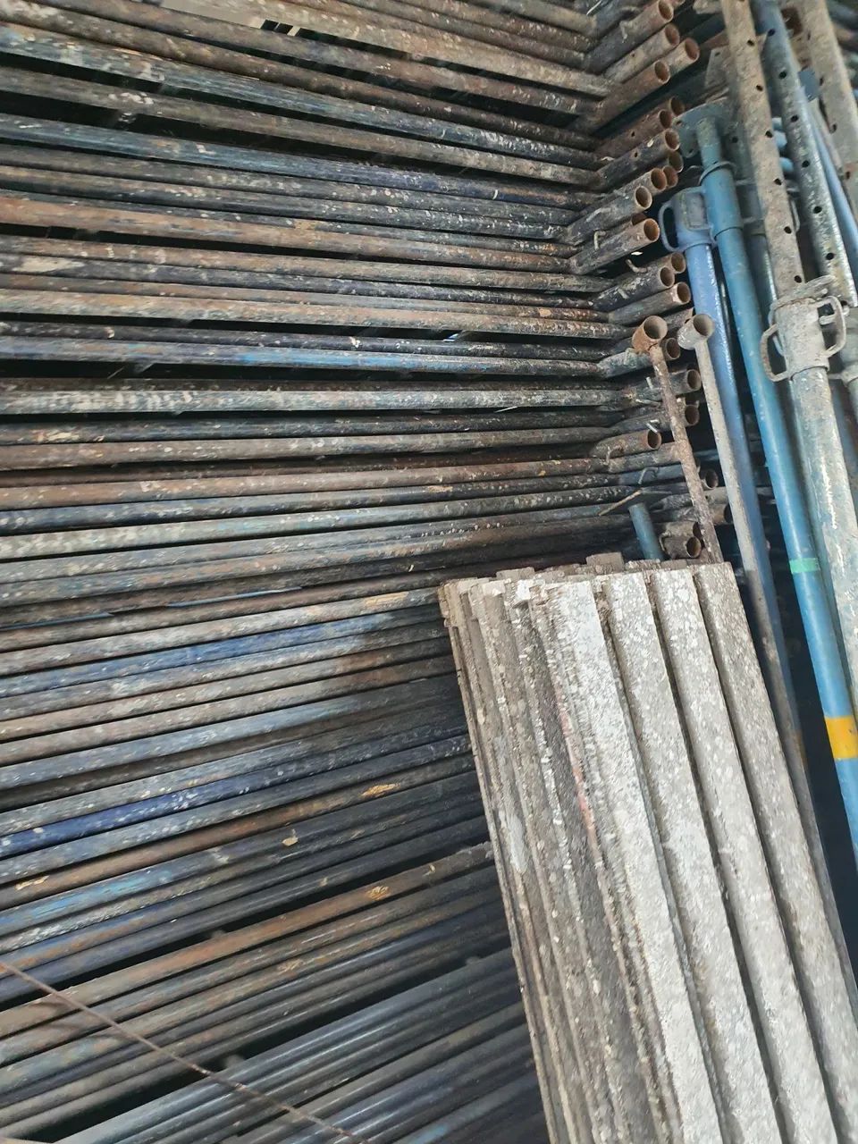 Andaimes tubulares para construção  escoras  metálicas   alugamos  tudo a pronta entrega  - Foto 2