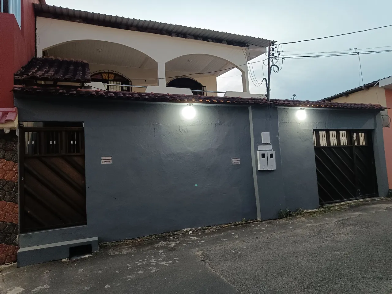 CASA COM 5 QUARTOS 03 BANHEIROS BEM LOCALIZADA NO OURO VERDE ENFRENTE AO SESI CLUBE