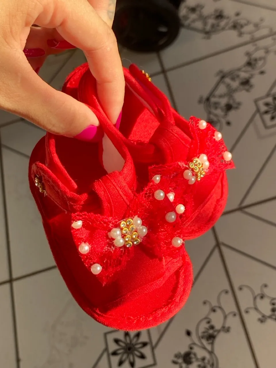 Sapatinhos de bebê vermelho com pérolas