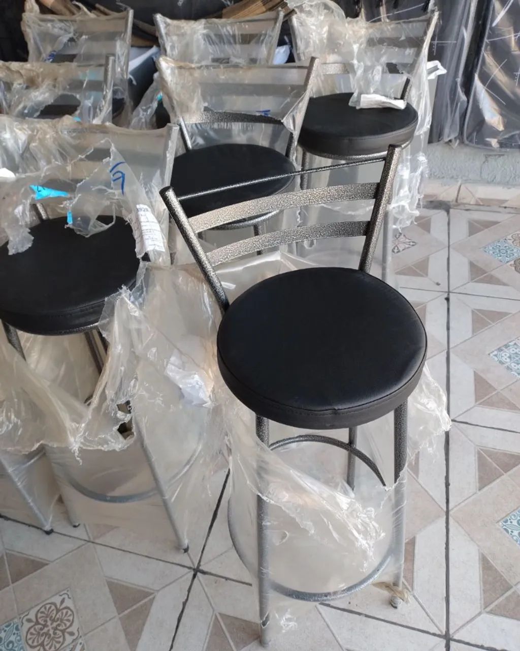 Banquetas atlas com Encosto e Assento Estofado - Conforto e Estilo!