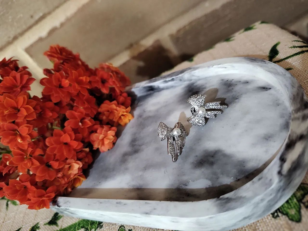 Brinco de laço cravejado com mini pérola folheado em ródio branco  - Foto 2