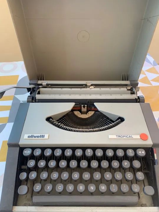 Máquina de escrever Olivetti Lettera 32 Tropical