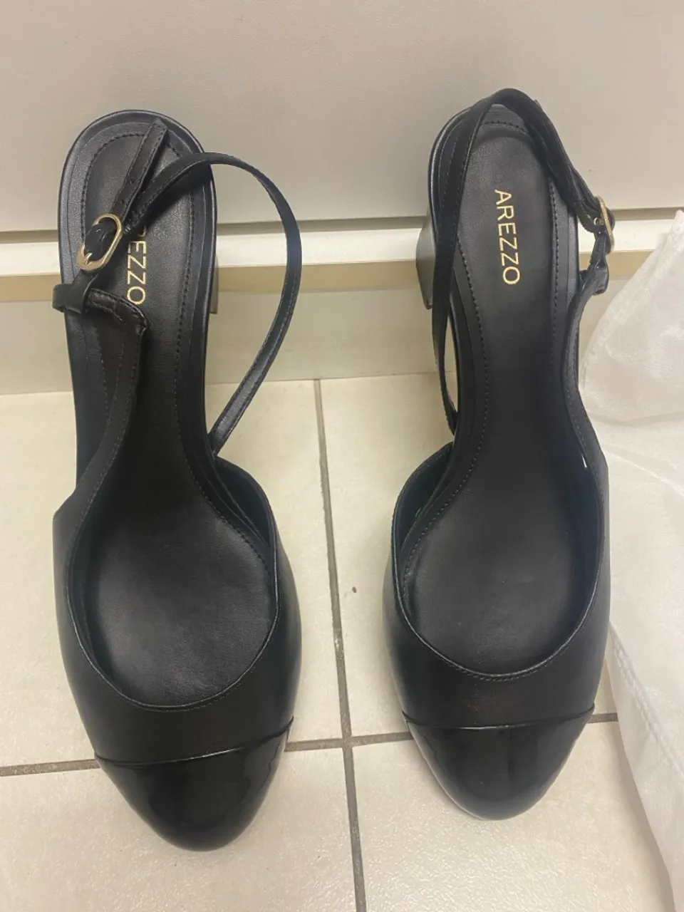 Sandália Arezzo Preta - Elegância e Conforto