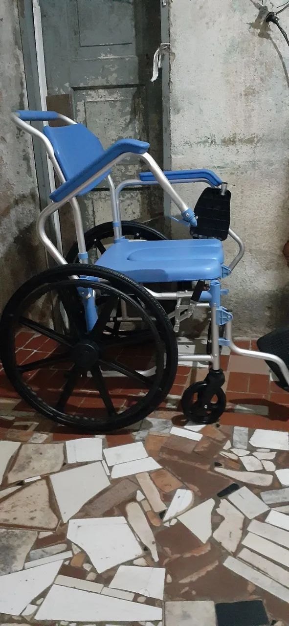 Cadeira de Banho com Rodas traseiras grande, com comadre! - Foto 6