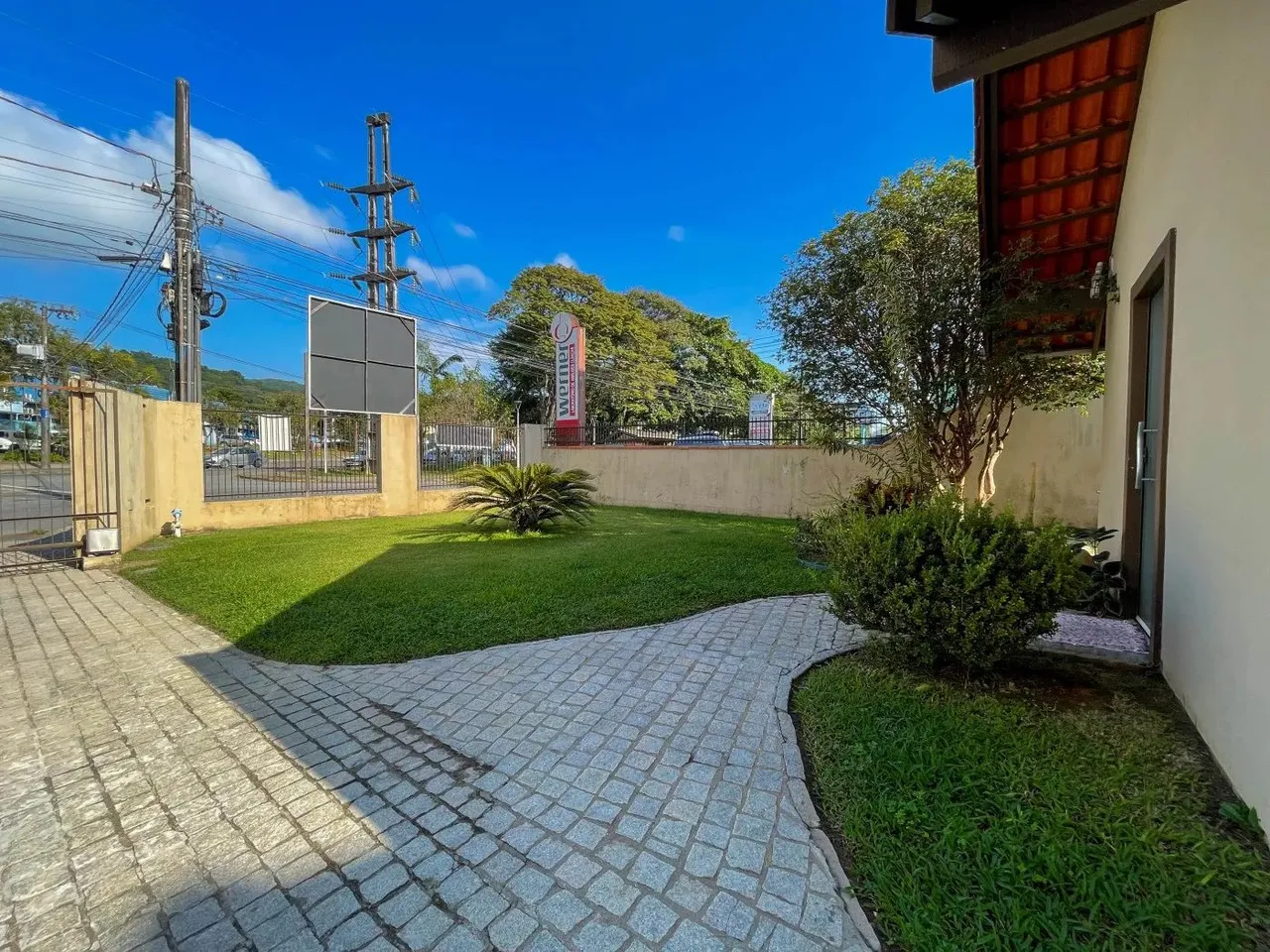 Casa para Locação em Joinville, Iririú, 6 dormitórios, 2 suítes, 2 banheiros, 6 vagas