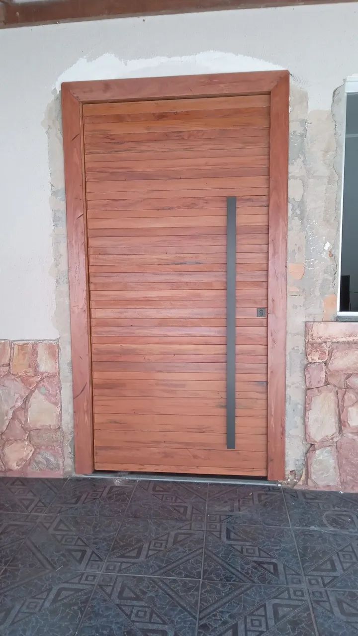 Porta pivotante completa e instalada  