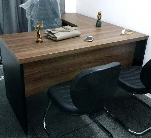 Mesa de escritório em L com duas gavetas