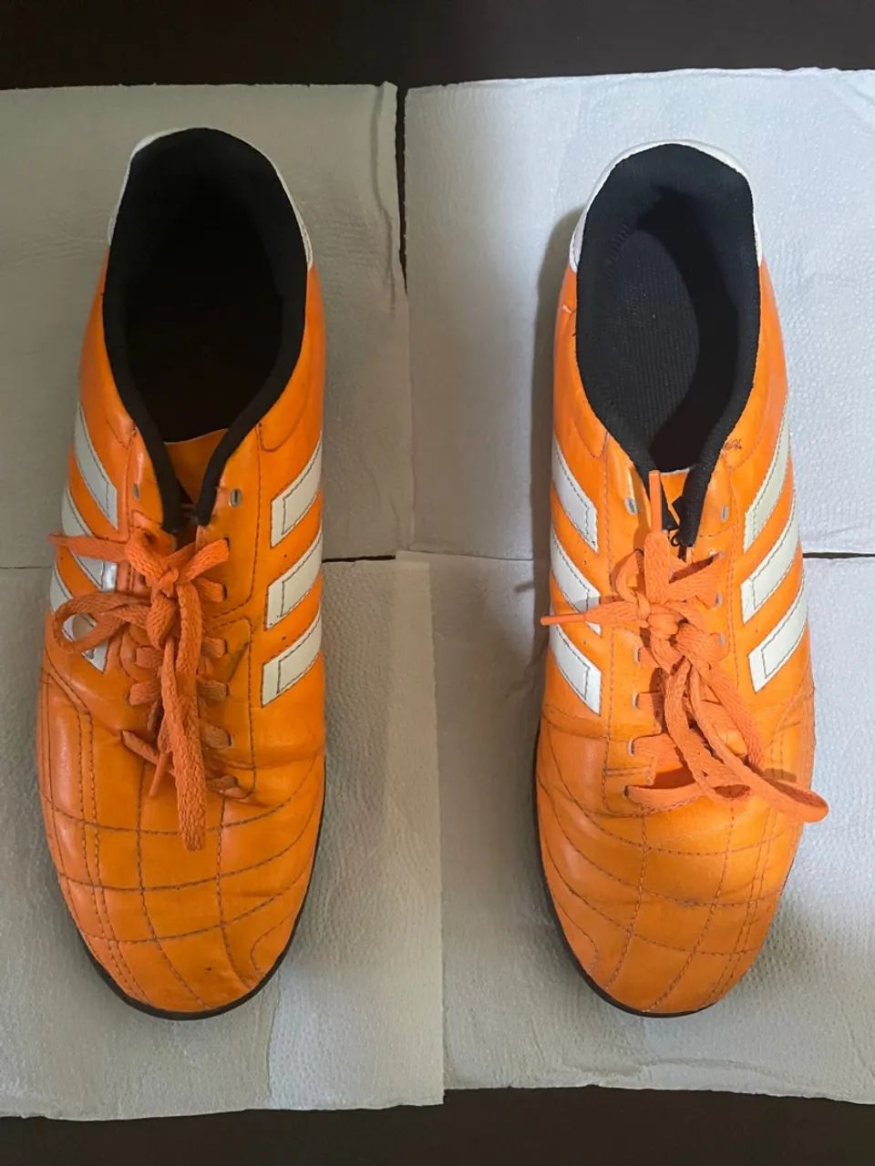 Chuteira society da Adidas, na cor laranja, tamanho 42 - Foto 4