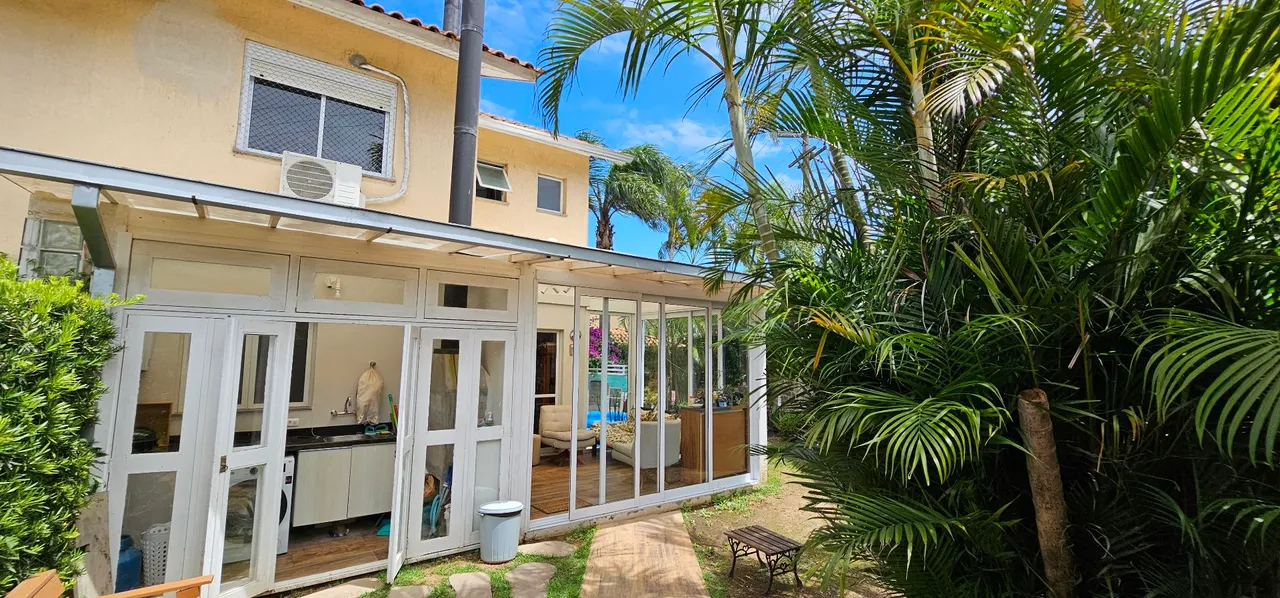 Casa em condomínio 100% mobiliada no condomínio fechado intervillage