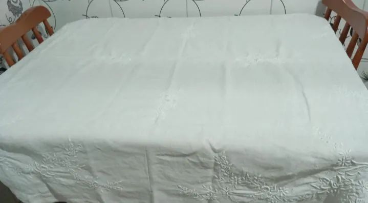 Uma toalha de mesa quadrada ela mede 1,30 por 1,30 bordada tecido e linho.