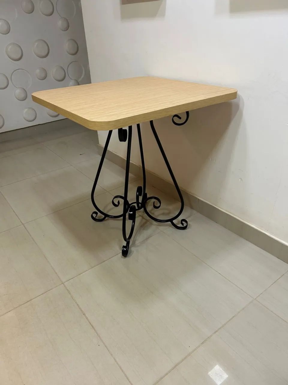 Mesa de Canto Decorativa com Detalhes em Ferro - Foto 2