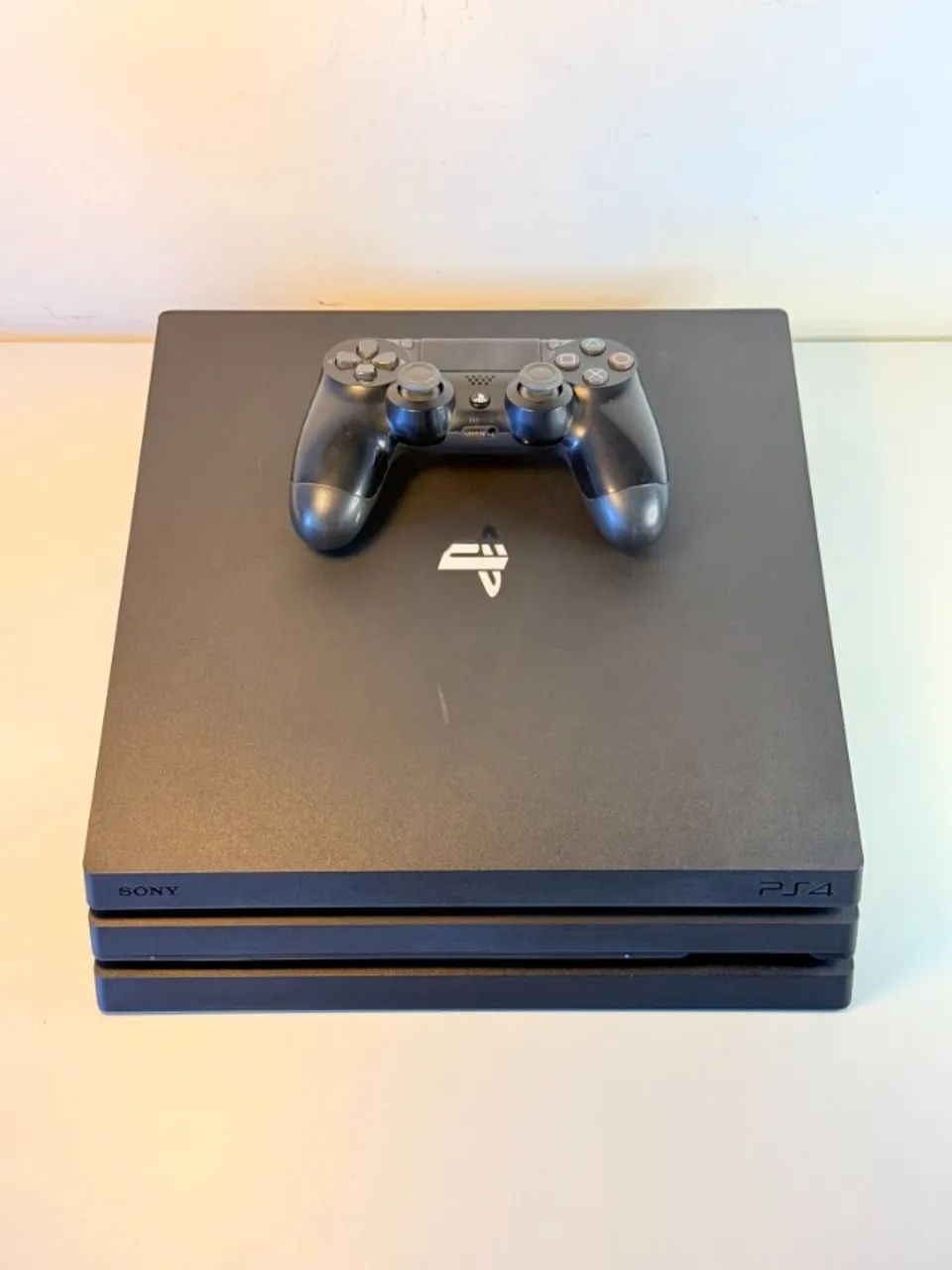 PS4 Pro 1TB - 1 Fone + Controle + 1 Jogo UR0129 - Foto 2
