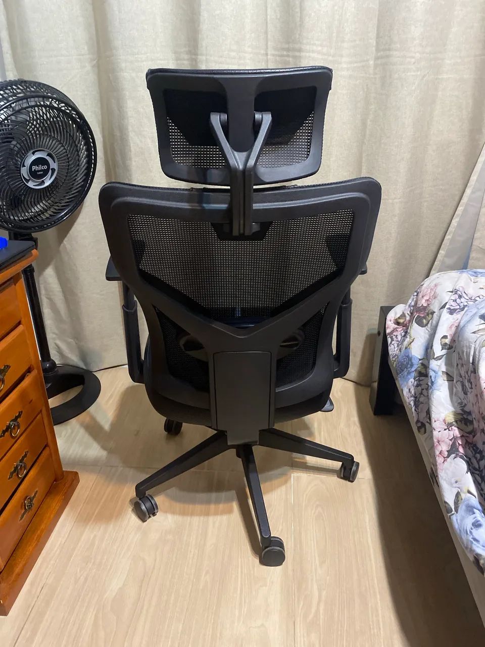 Cadeira de escritório ThunderX3 YAMA1 gamer ergonômica preta e