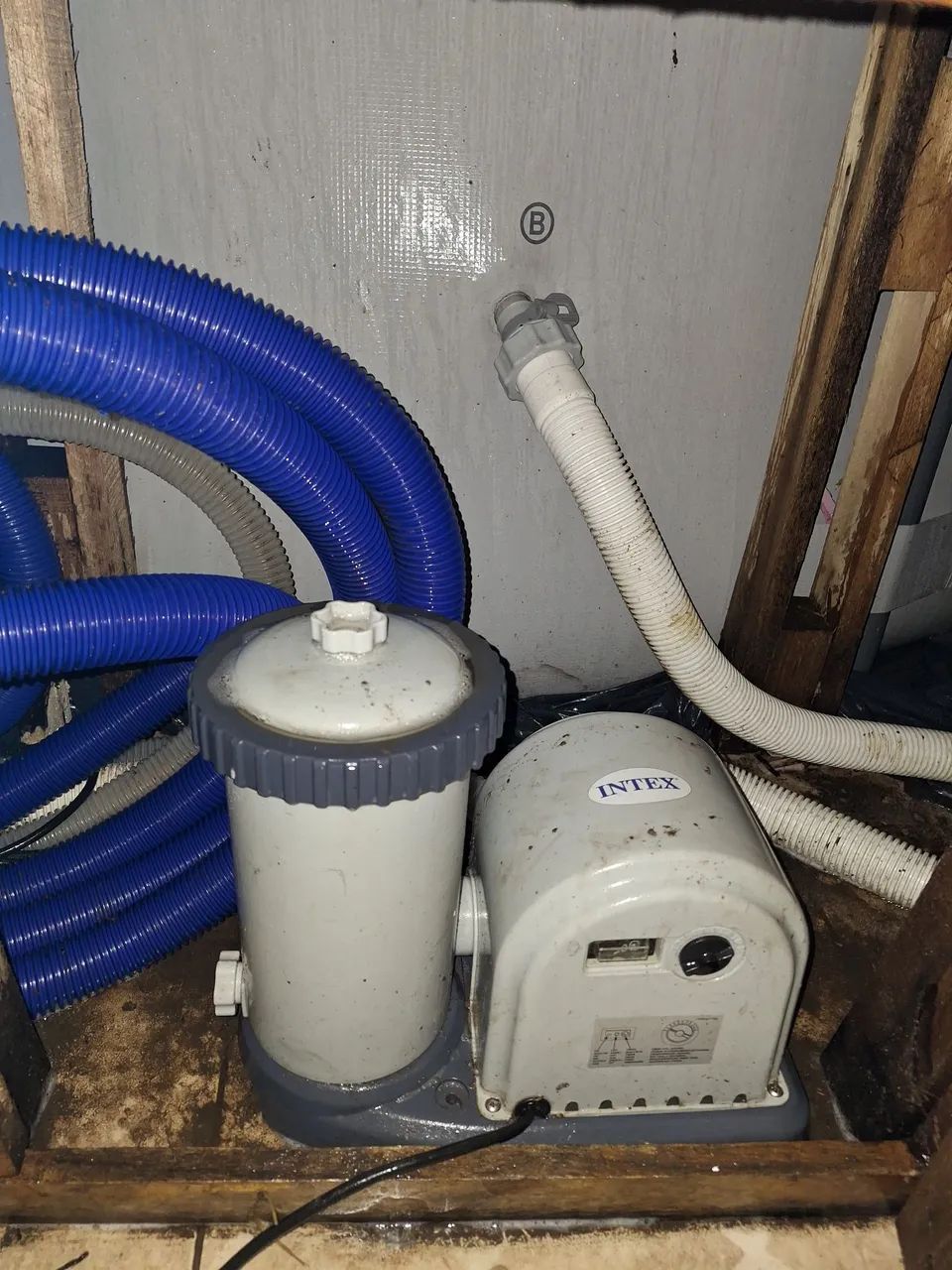 Piscina com deck de madeira  - Foto 5