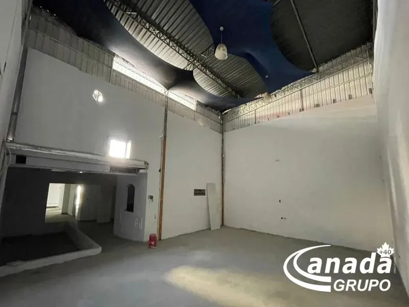Oportunidade de 2 Saloes Comerciais Com 100m².