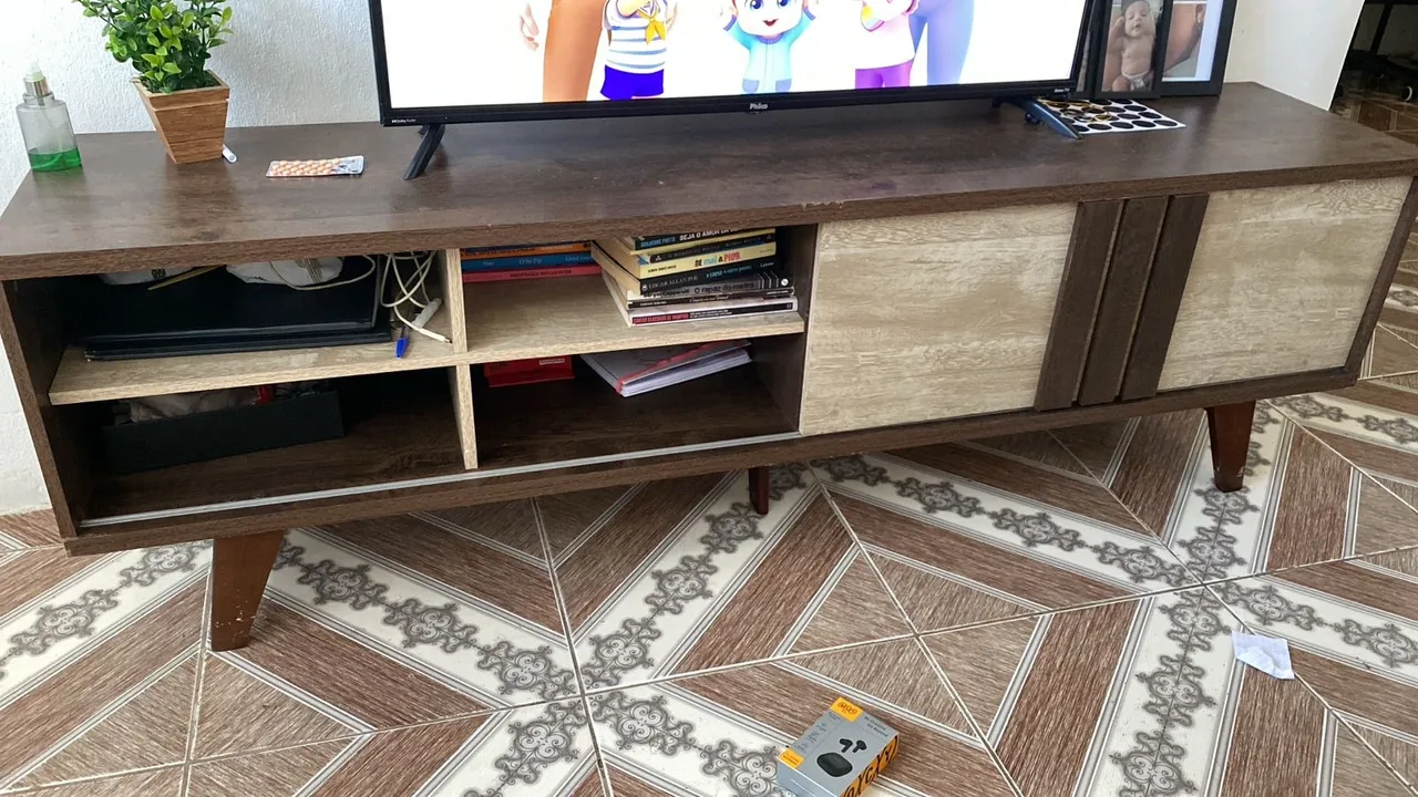 Rack de TV com 3 prateleiras e 2 portas