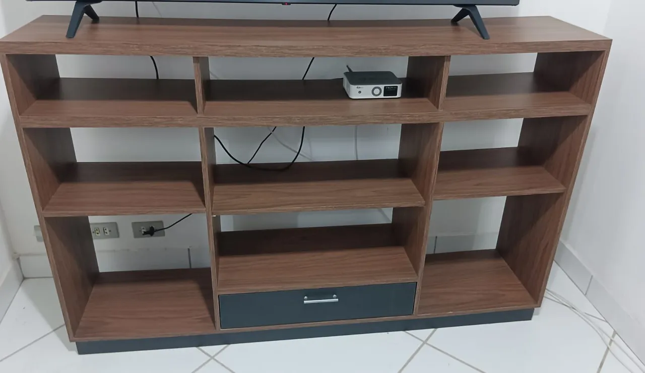 Rack (stante) de TV Amadeirado com uma Gaveta e várias divisões. Madeira de primeira