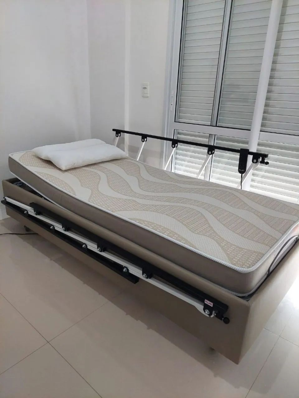 Cama hospitalar motorizada com colchão