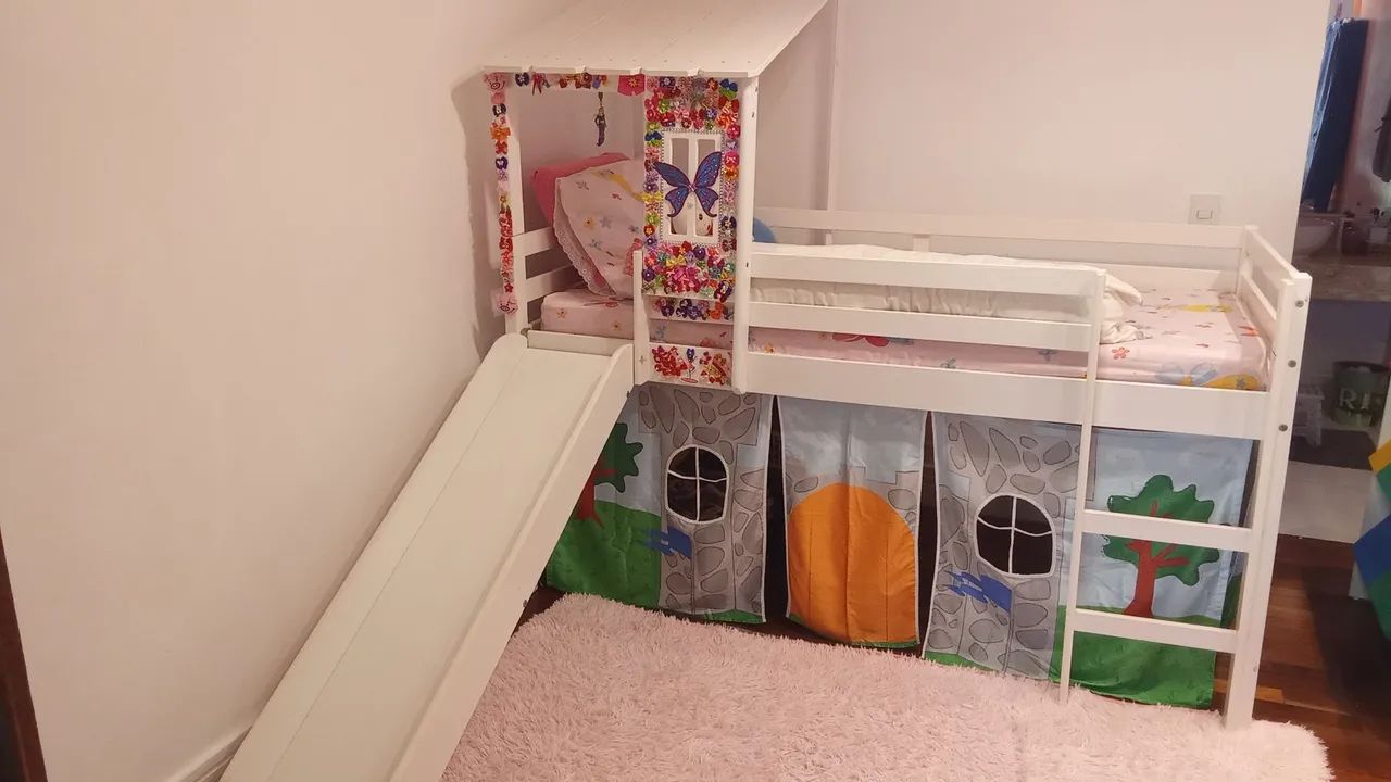 Cama com escorregador e telhado 