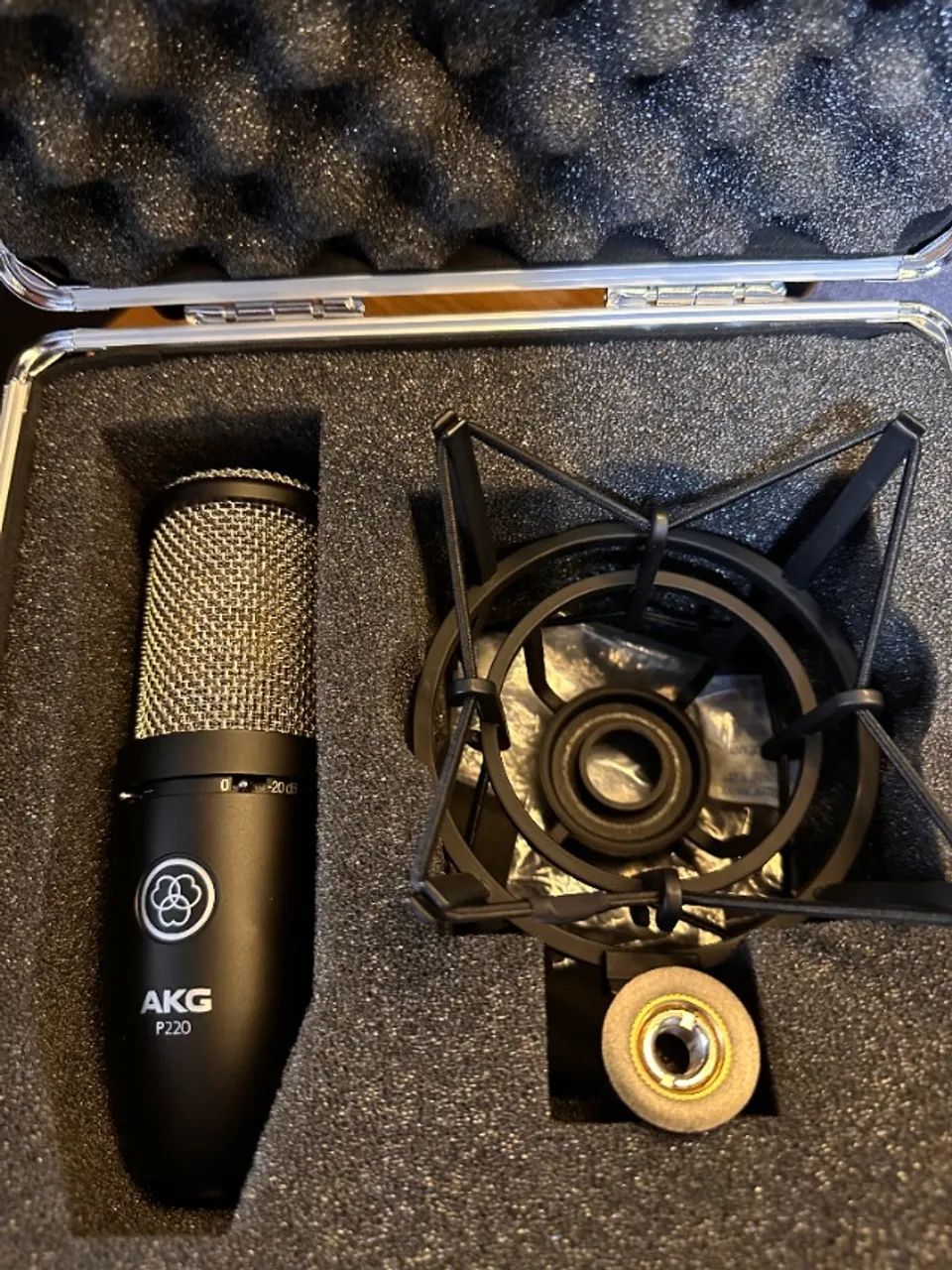 Microfone Condensador AKG P220 com Pop Filter e Suporte de Mesa