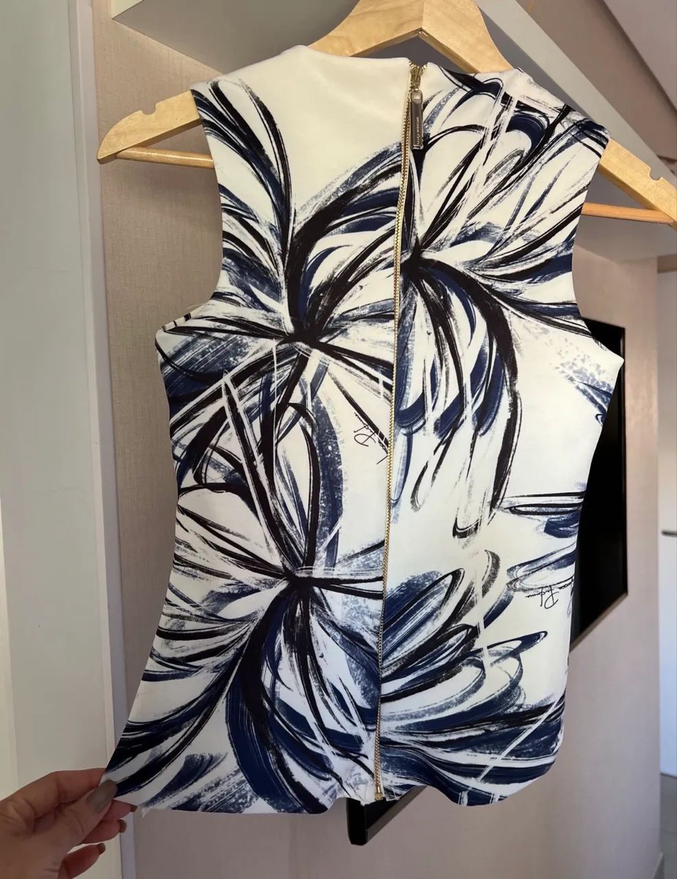 blusa lança perfume off white estampada - Foto 3