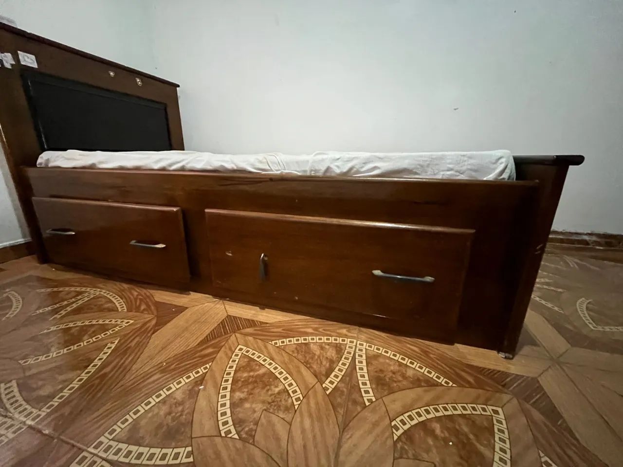 Cama de madeira maciça solteiro 