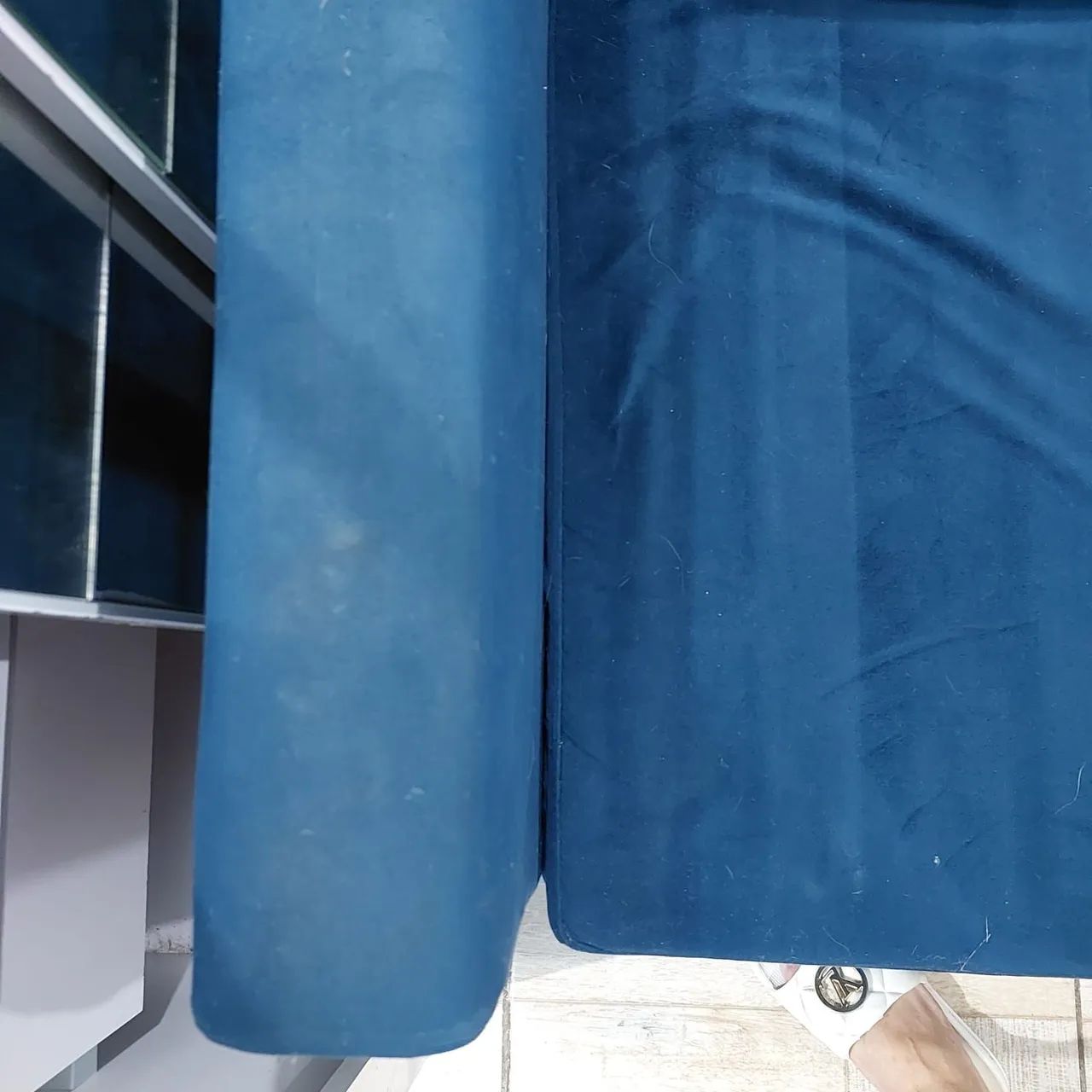 Sofa cama suede azul usado - Mudança -baixei pra sair logo - Foto 2