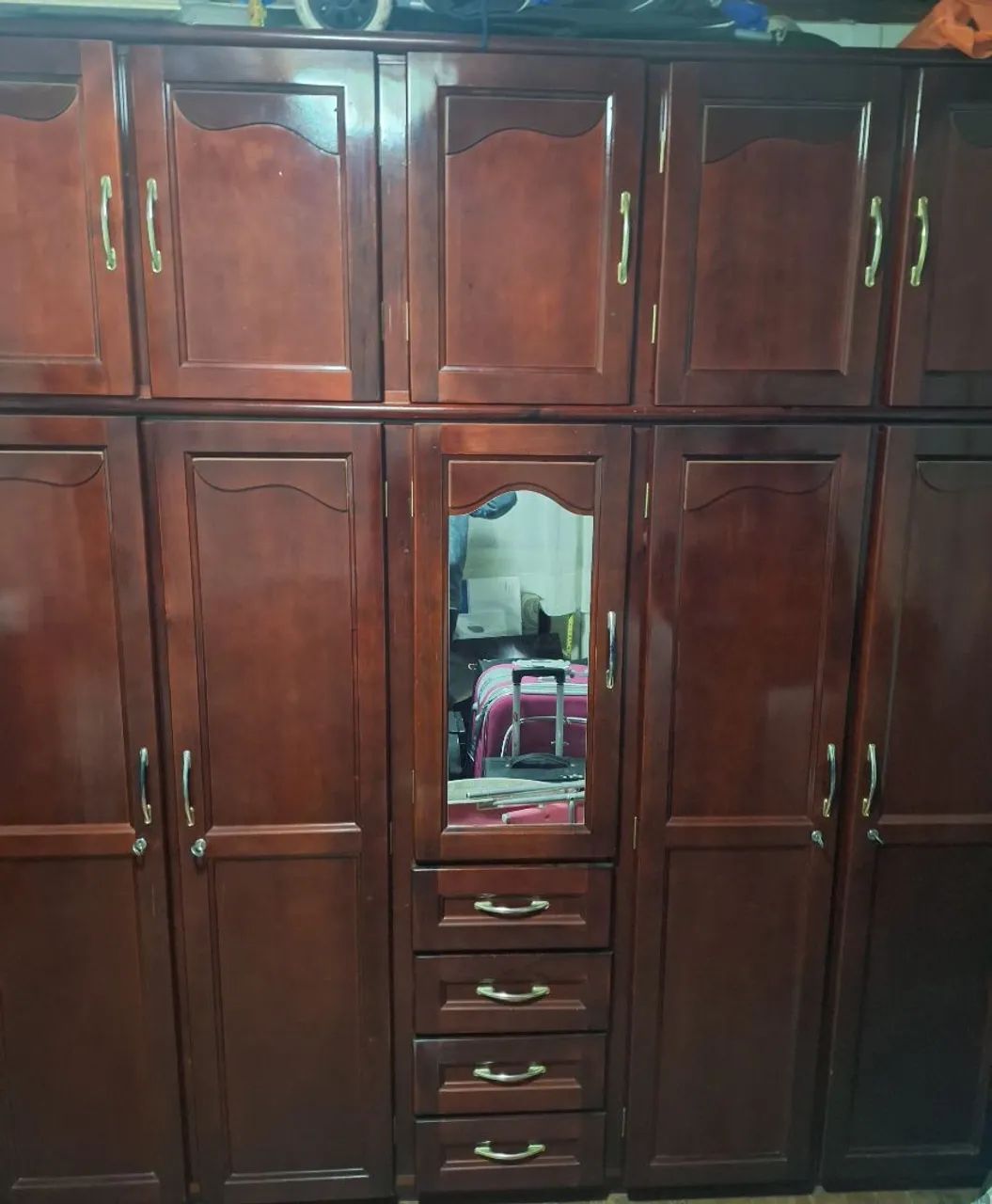 Guarda-roupas, cômoda e estante em bom estado.