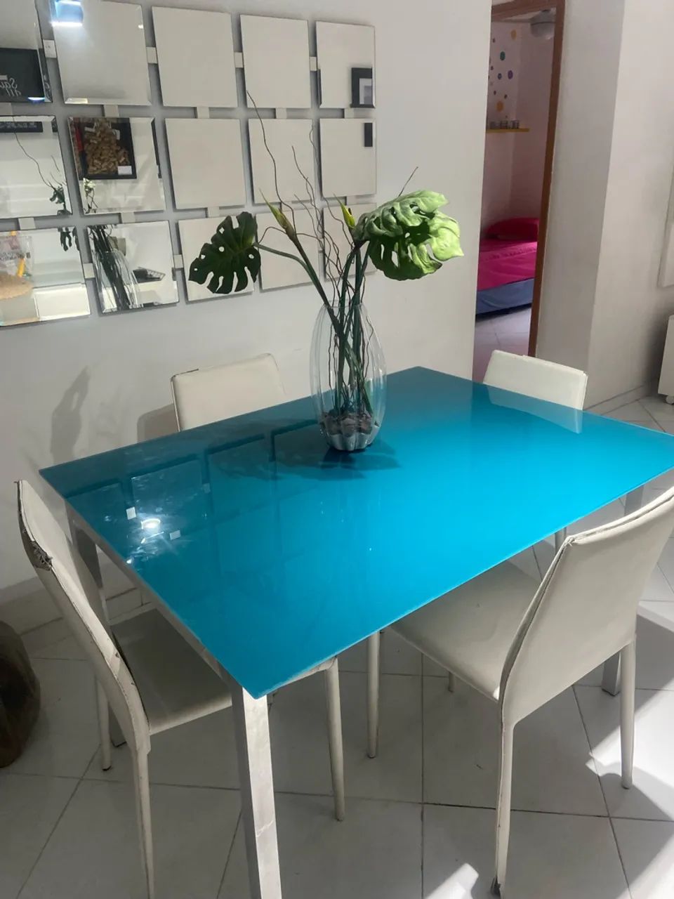 MESA RETANGULAR COM TAMPO DE VIDRO E QUATRO CADEIRAS