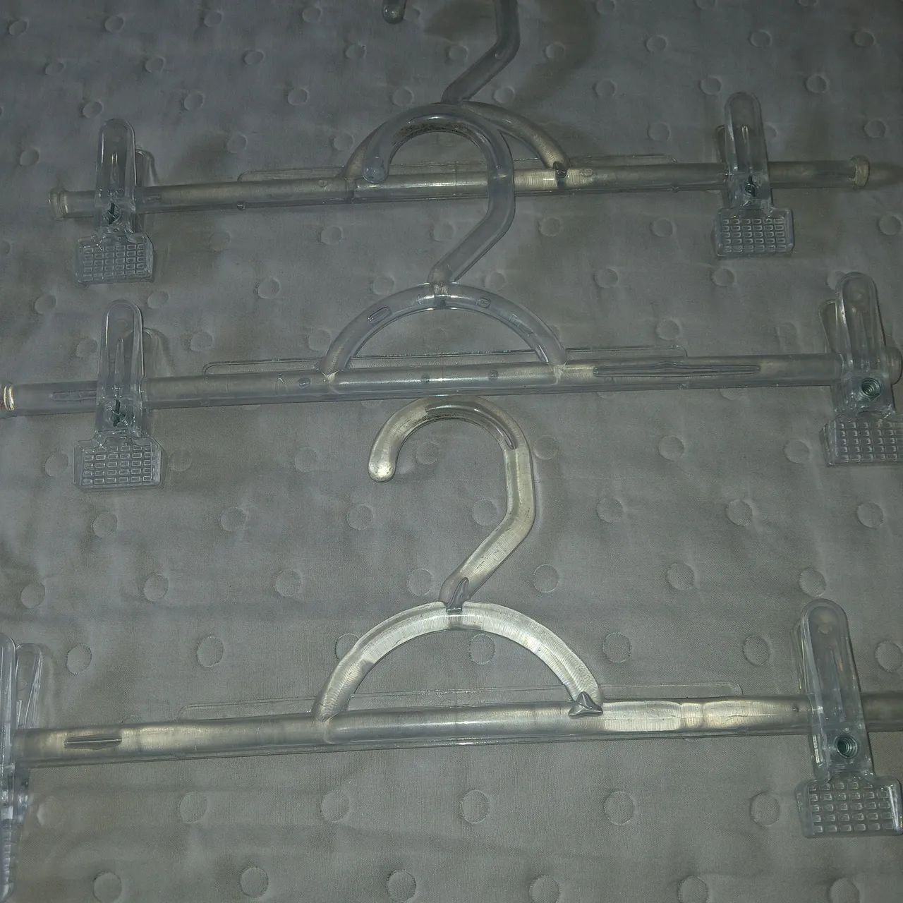 Cabides de acrilico com presilhas