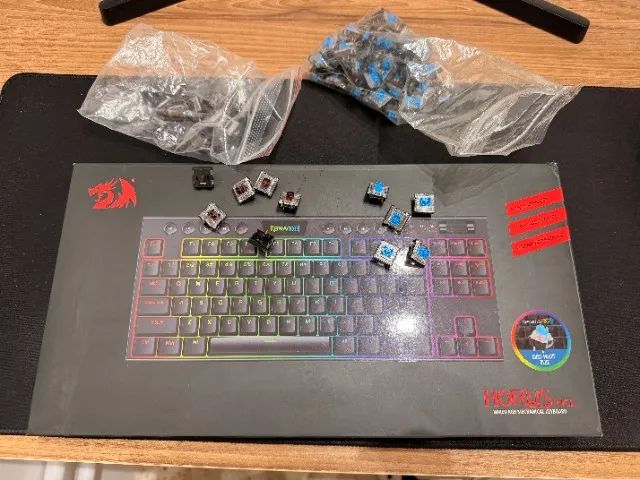 Teclado mecânico Redragon Horus TKL com muitos switch red/brown de reposição