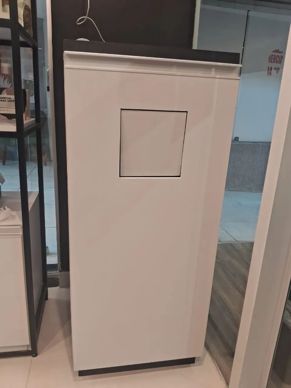 Lixeira em MDF com Tampa Automática e Porta Frontal Organizadora