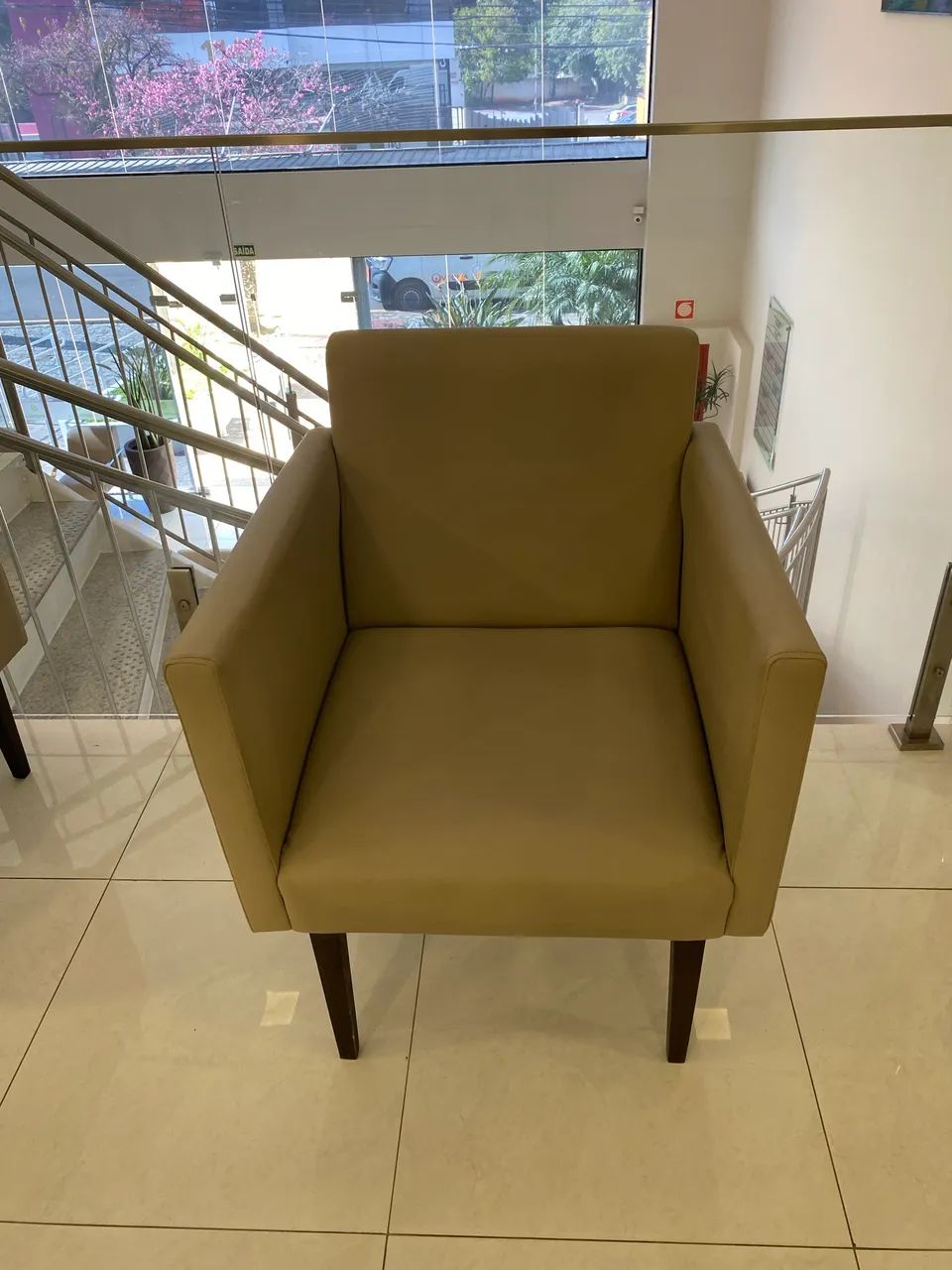 Poltrona Bege com Pés de Madeira