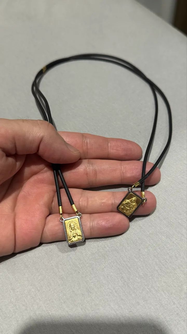 Escapulário em ouro 18k, com silicone e aço inoxidável. Comprimento: 60cm. Argola em ouro - Foto 2