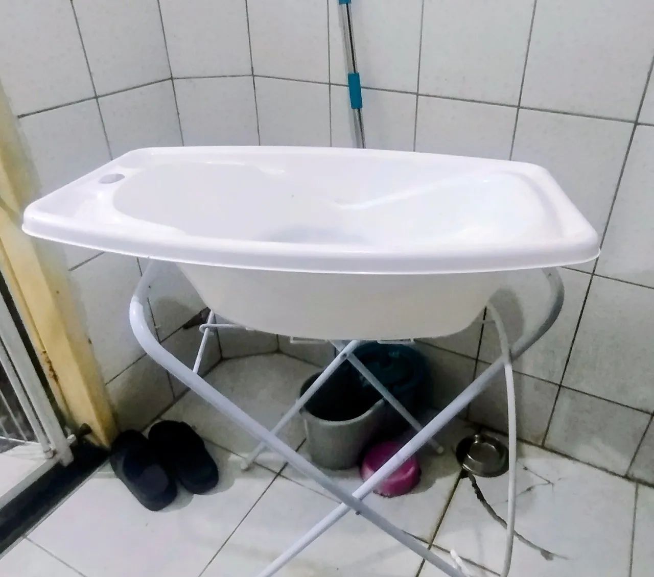 Banheira infantil com suporte Branca e almofada 