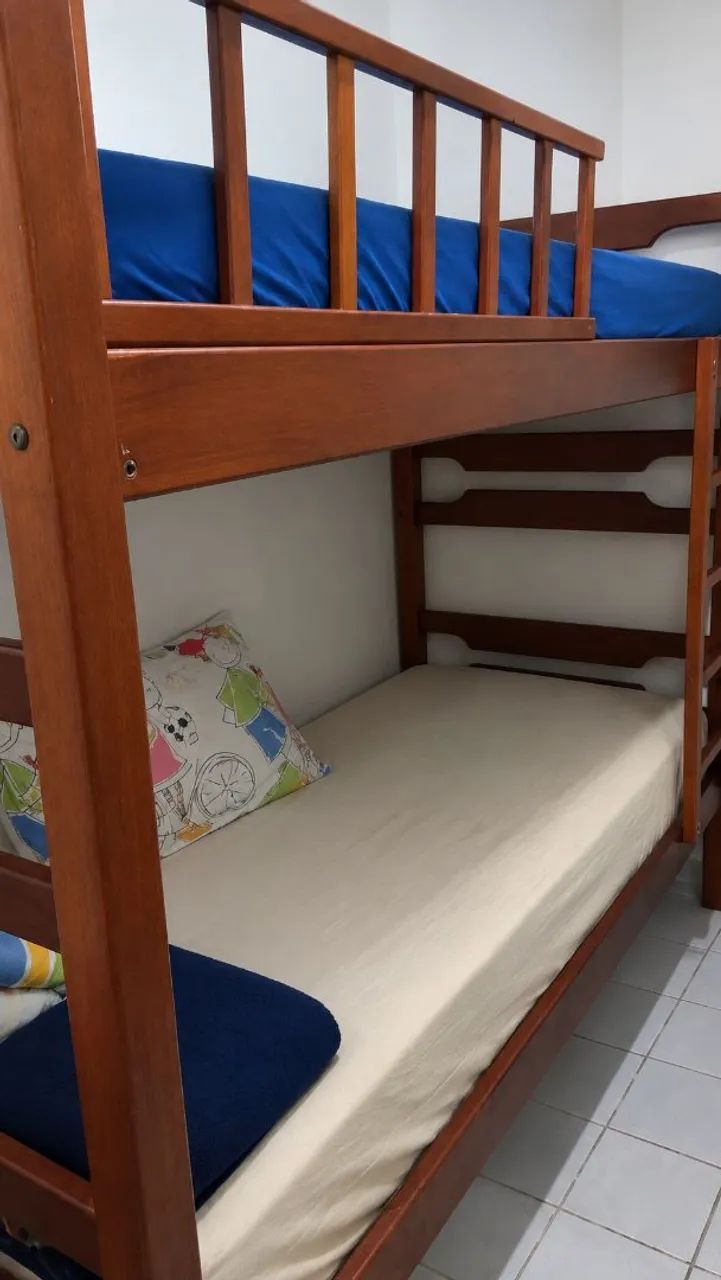 Cama beliche de MADEIRA MACIÇA , com colchões 