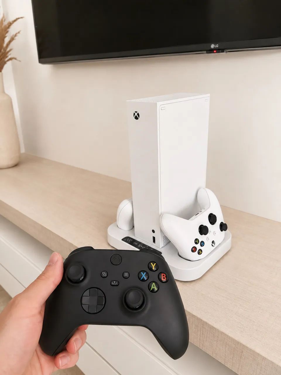 Xbox Séries S com três controles 