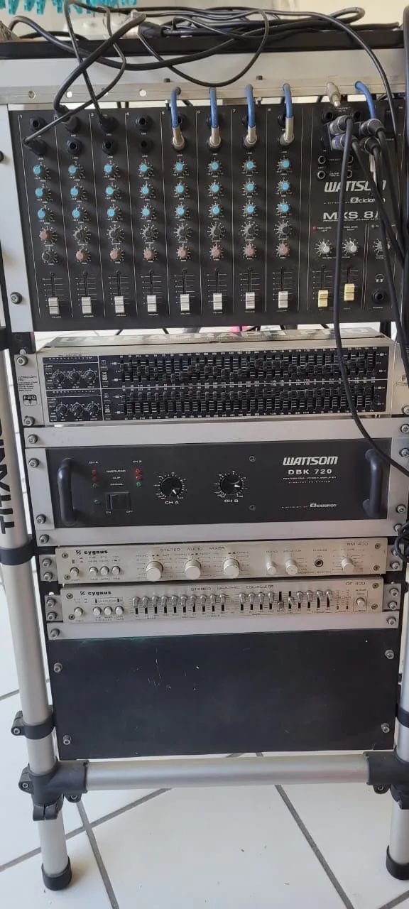 Rack De Áudio Profissional Wattsom Com Mesa E Amplificador Prateado