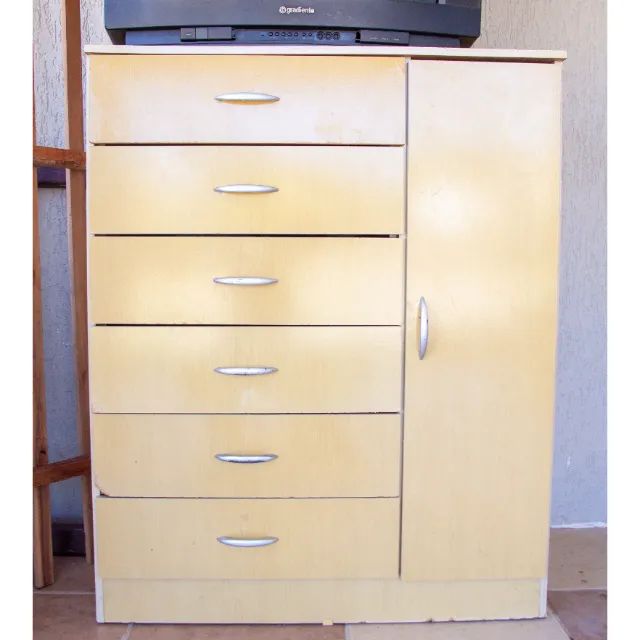 CÔMODA COM 6 GAVETAS E 1 PORTA