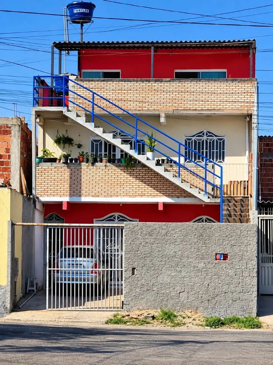 SOBRADO  TRÊS  RESIDÊNCIAS 