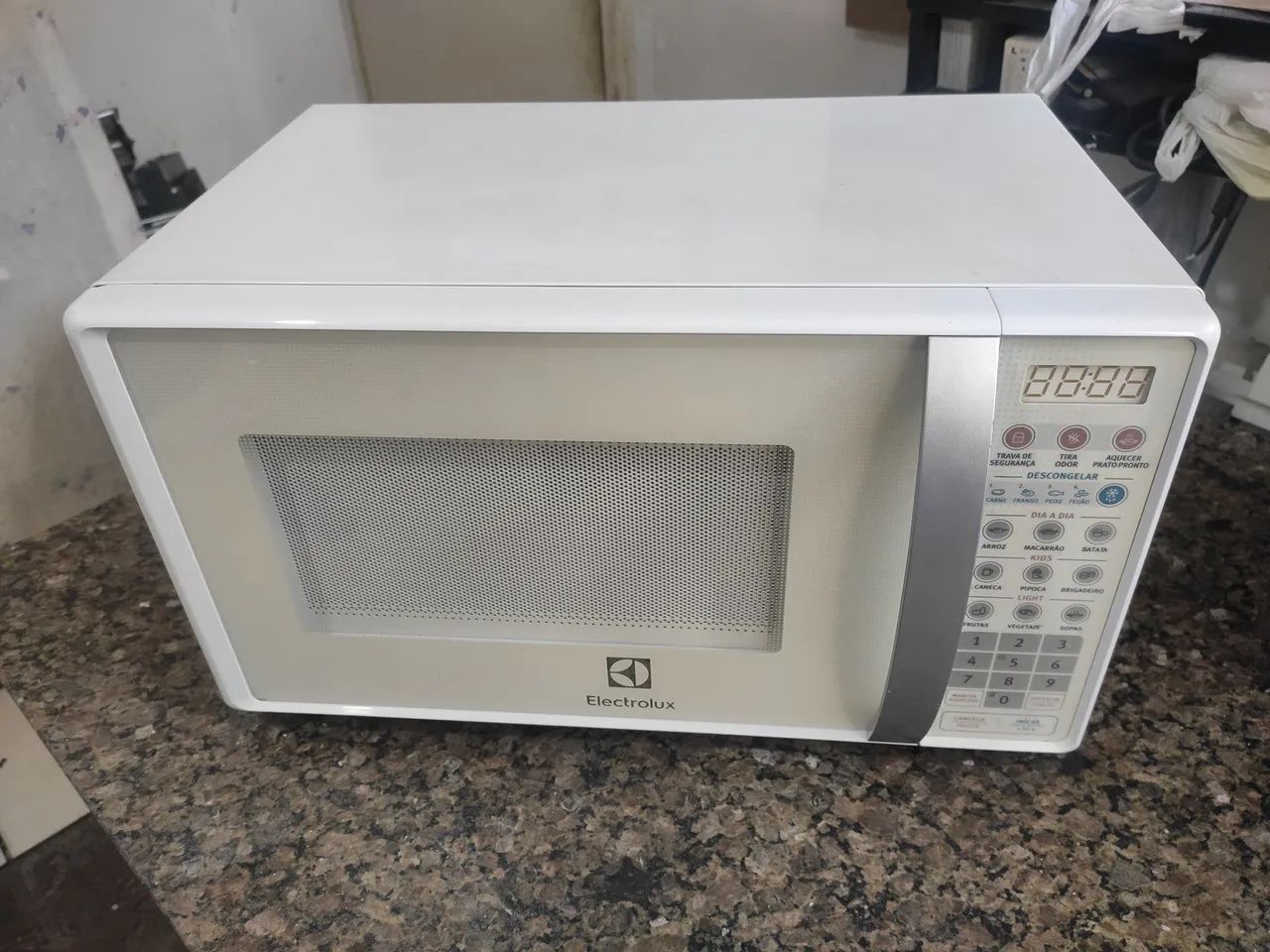 Microondas Eletro lux 20 litros com garantia de 3 meses.